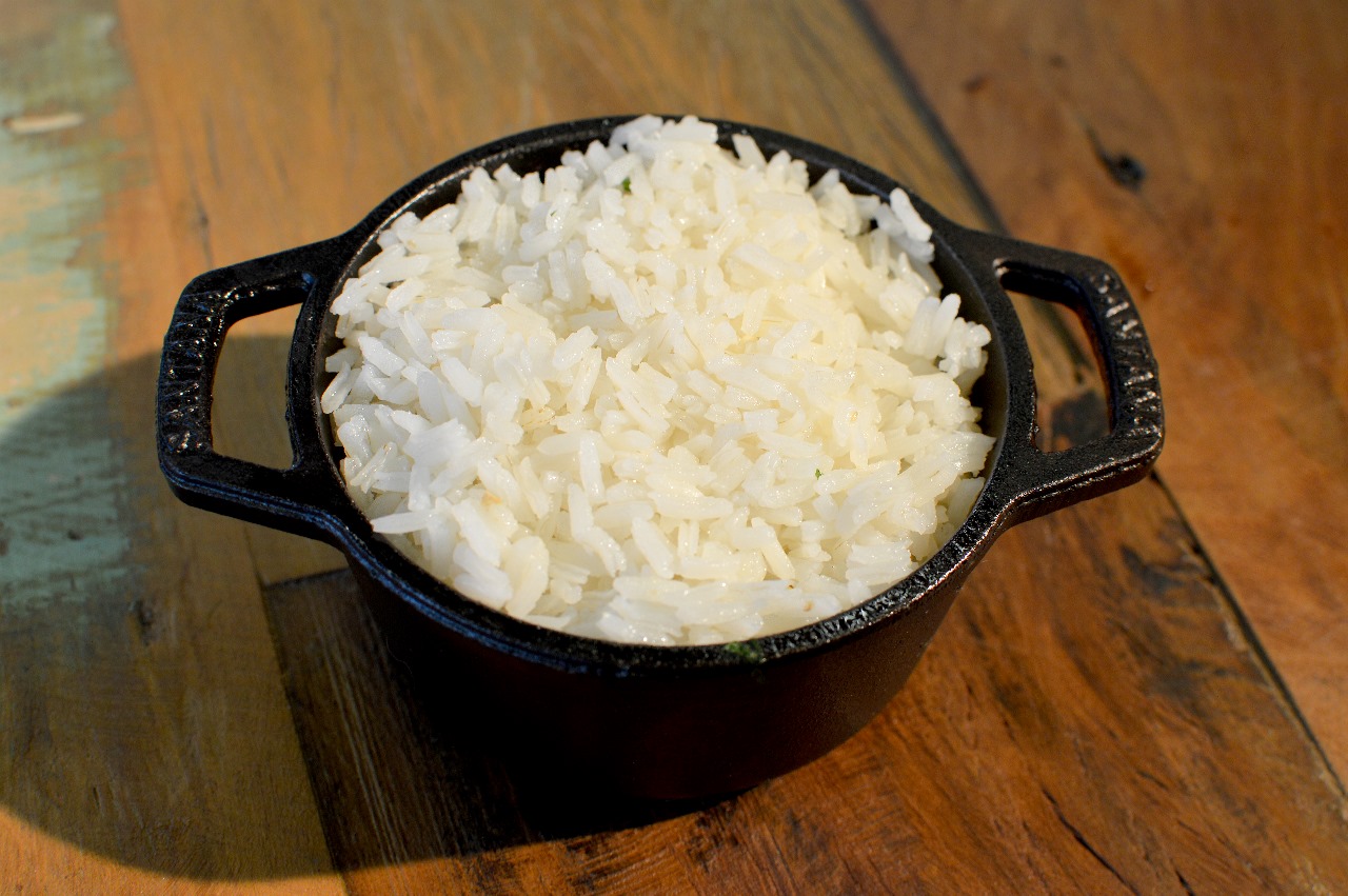 Arroz branco soltinho servido em panela de ferro em evento Pavão Eventos em São Paulo