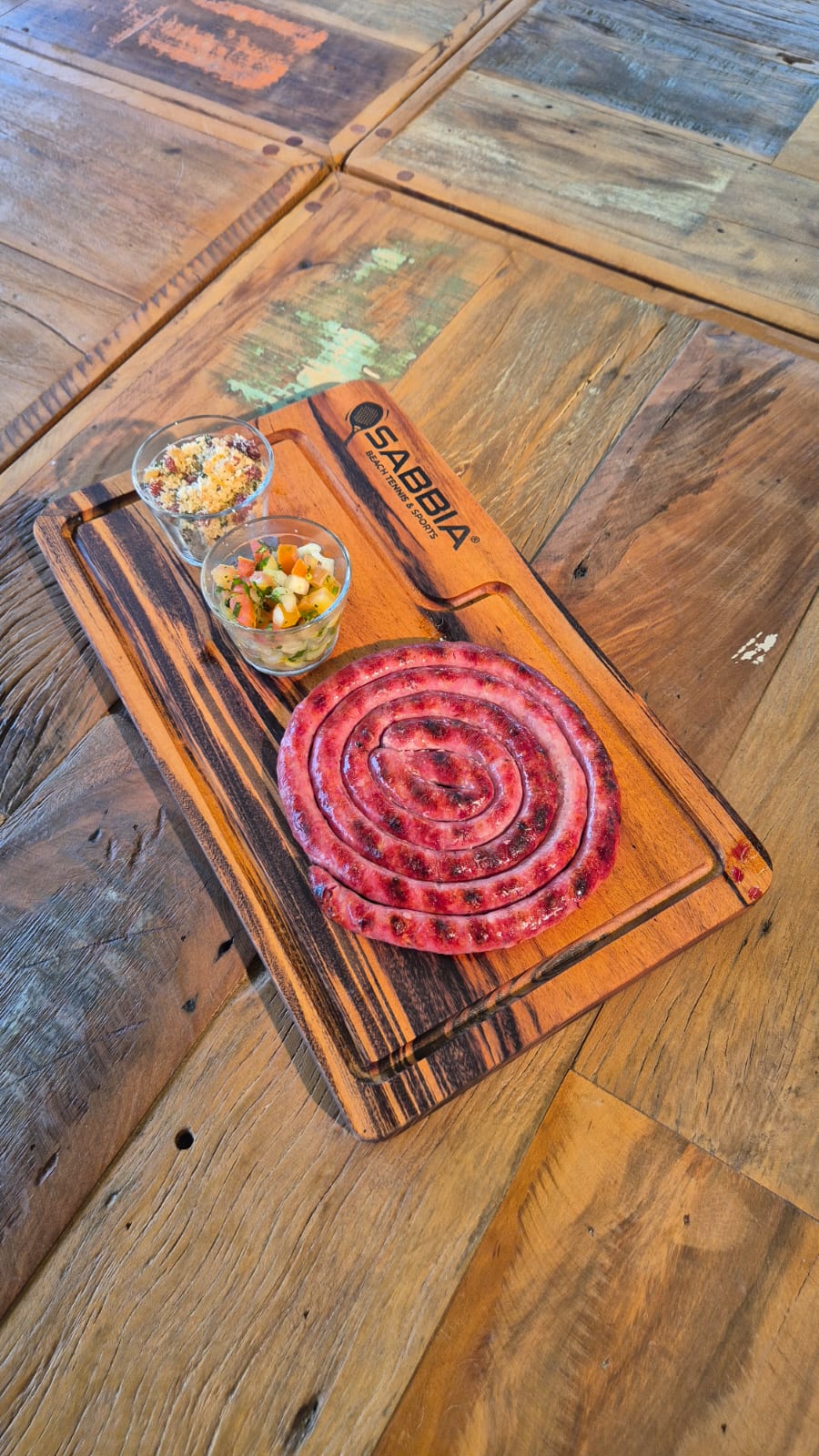 Linguiça artesanal em espiral grelhada com farofa e vinagrete em evento premium em SP