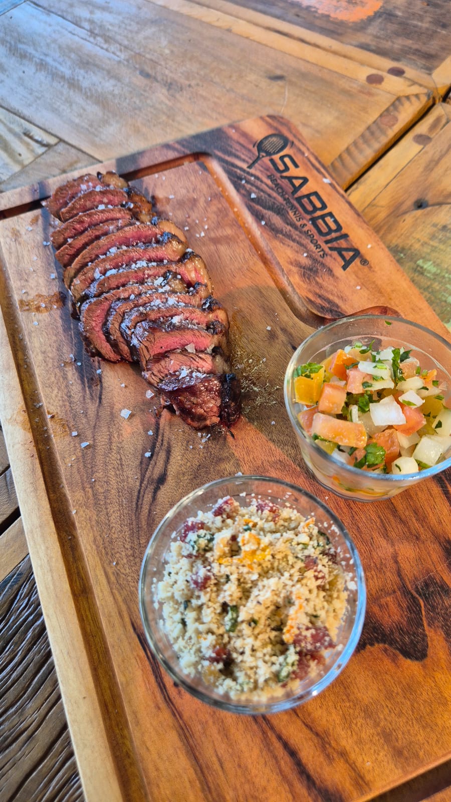 Churrasco preparado e servido em tábua